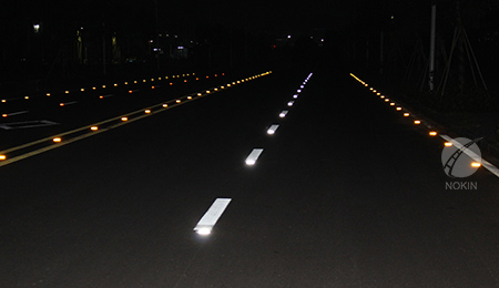 tachas reflectantes en las autopistas