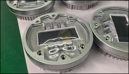 tachas solares aluminio en noche