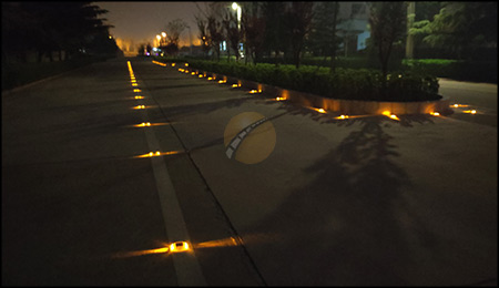 solar-led-road-stud-on-road