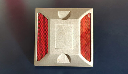 tachas reflectantes en las autopistas