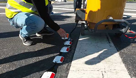 Instalación de tachas reflectivas