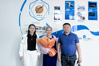 Los clientes filipinos visitan